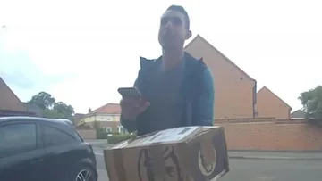 Sein Leben wurde über Nacht zerstört: Der berühmte Richter hat jetzt begonnen, als Postmann zu arbeiten