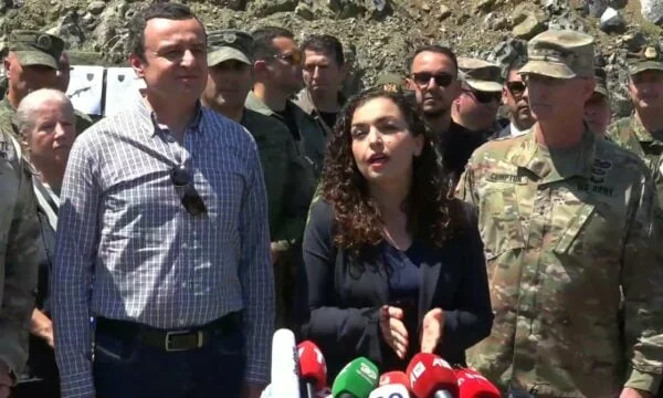Presidente de Osmani de la esfera de la OTAN