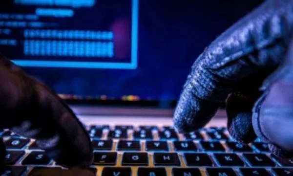 Sie hatten in ein Computersystem der Bank eingegriffen, die Polizei liefert Details über die Verhaftung von 15 Personen in Gjilan