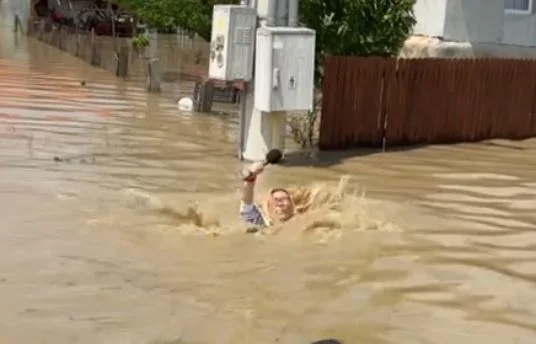 Le journaliste roumain tombe dans l'eau pendant les inondations