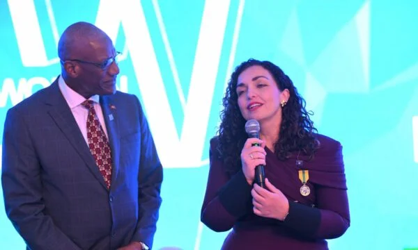Osman est honoré à la Médaille du service à la patrie par Antigua-et-Barbuda