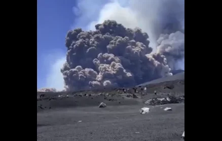Vue : Le volcan Etna éclate, les touristes fuient pour le pire.