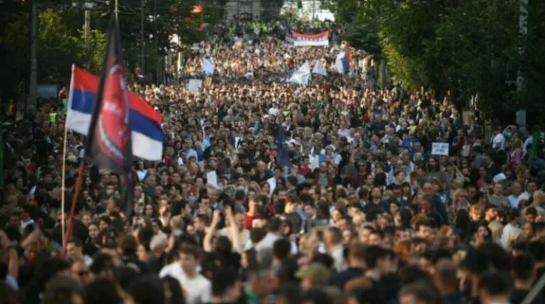 Manifestation étudiante dans plus de 30 villes serbes: Déclaration des élections anticipées
