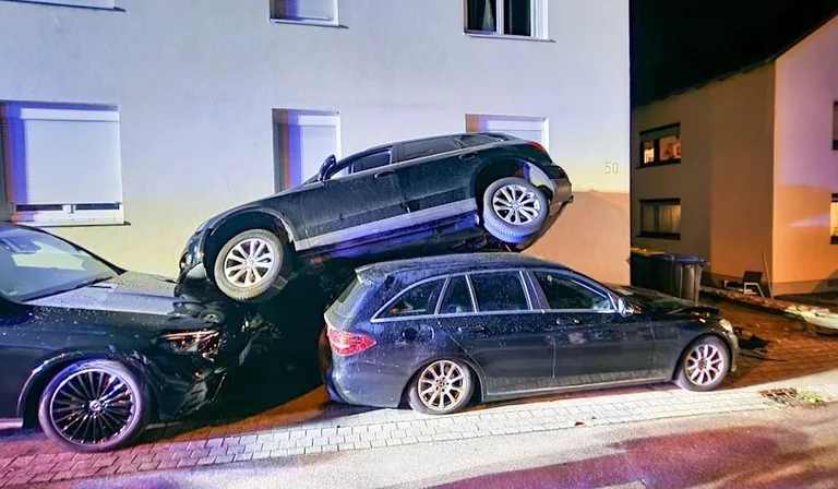 Der Fahrer verwirrt das Bremspedal mit dem Gaspedal, Audia “flys” auf anderen Autos