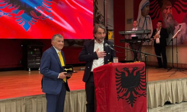 Rama Hände über Pristina Schlüssel zu Ekrem White, Geschäftsmann und albanischer Aktivist American