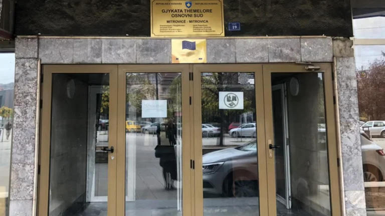 La Unión Europea añade presión para que los jueces serbios regresen a Mitrovica (Kosovar) al dilema