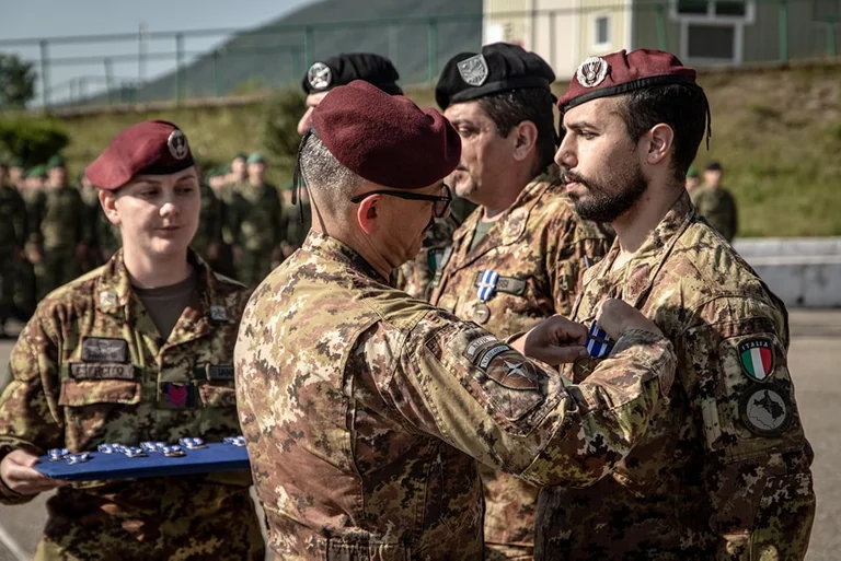 KFOR condivide medaglie per soldati provenienti da Italia, Croazia, Macedonia settentrionale a Pec