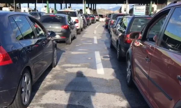 Dans les 24 heures, des milliers de Kosovars envahissent l'Albanie pour le week-end