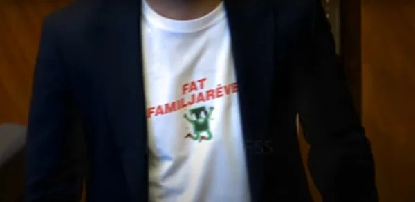 La pierre ironise avec Dalip, porte le chat avec l'inscription “fat famille”