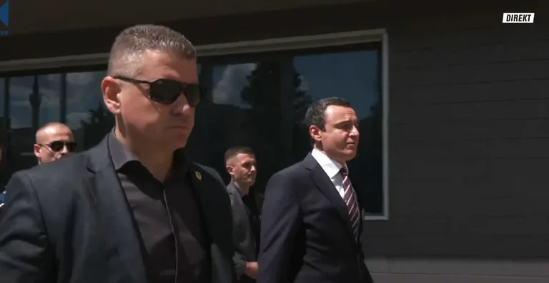Umgeben von Bodyguards spricht Kurt wieder zu Reportern