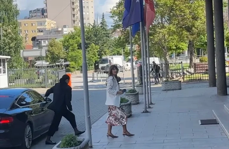 Albulen Haxhiu arriva in Parlamento, accoglie brevemente i giornalisti