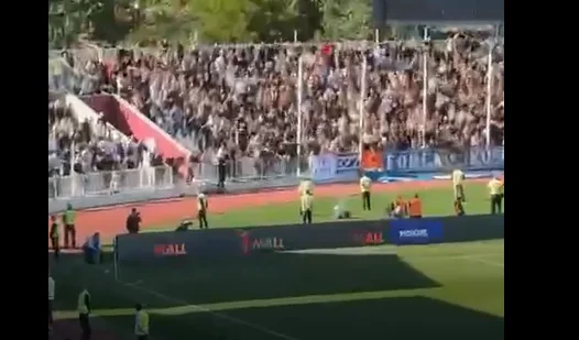 Die Vushtrri Force” spielt eine Spalte auf seinem Kopf