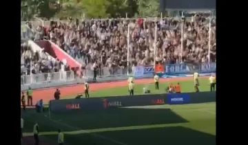 Die Vushtrri Force” spielt eine Spalte auf seinem Kopf