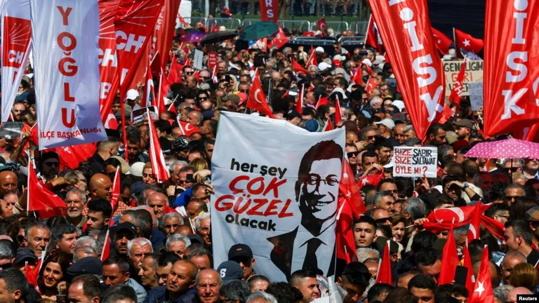 Turchia emette mandati di arresto per decine di funzionari di Istanbul
