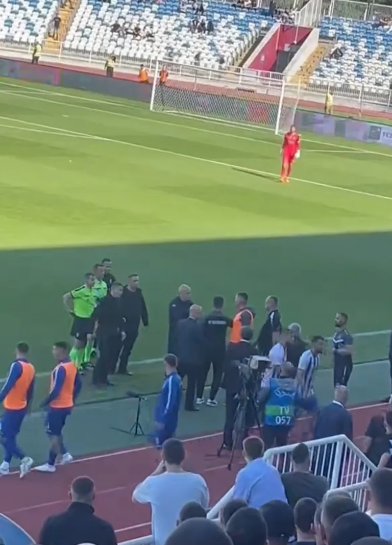 Le coach Wushtri Armend Dalak est puni avec une carte rouge