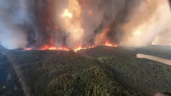 Le Canada fait face à une urgence incendie, 17 000 résidents évacuent