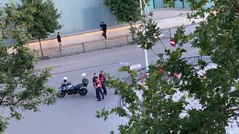 Alarma de bomba en un hotel en el centro de Tirana, los ciudadanos evacuados