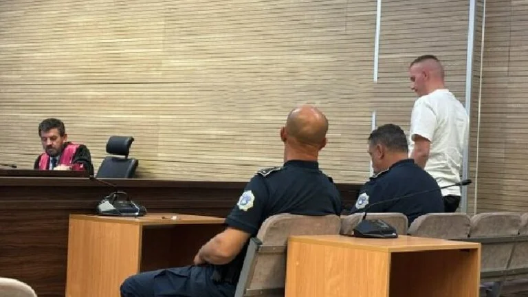 L ' accusation demande une peine maximale à l ' encontre de l ' accusé Orges Zhugolli pour meurtre en raison d ' un conflit dans les communications