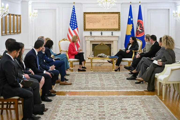 Osman espera congresistas estadounidenses, la carretera euroatlántica de Kosovo, meta firme