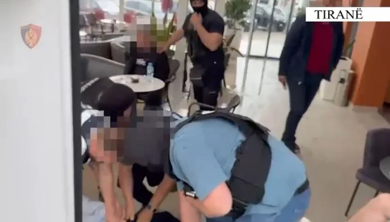 500-1500 euros une arme révélée au groupe criminel, caché dans les moteurs de voiture lors de l'entrée sur le territoire albanais