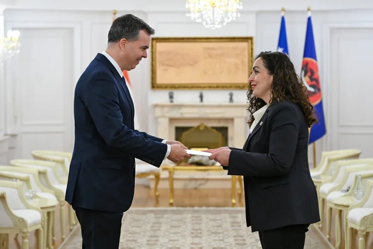 Osman accetta le credenziali del nuovo ambasciatore ungherese in Kosovo