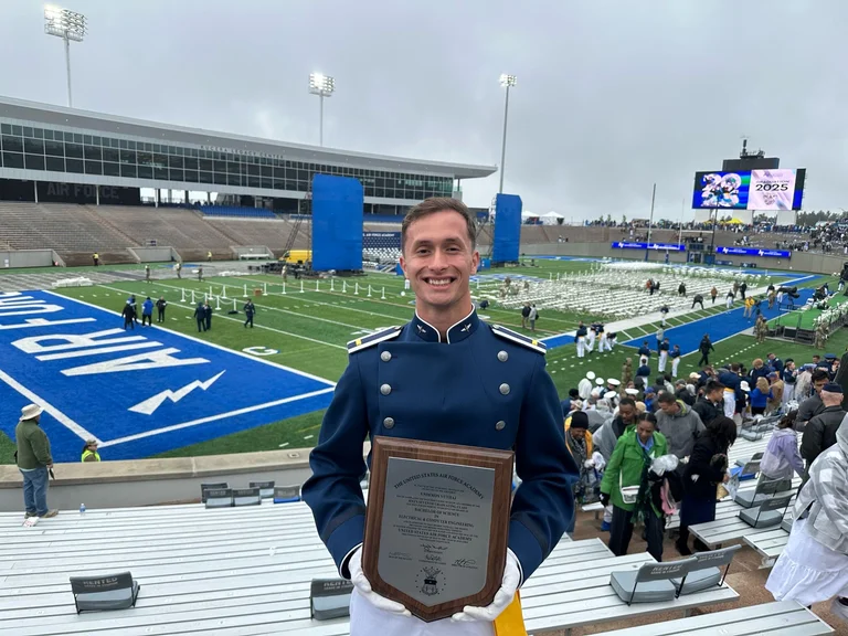 Cadet aus Kosovo, Erron Vutaj Absolvent der US Military Air Force Academy