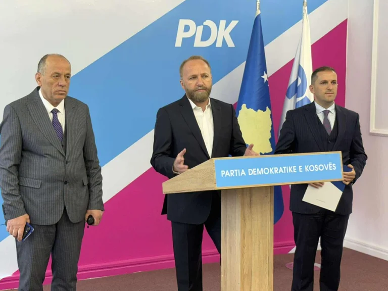 PDK) offiziell gegen Unternehmen des freien Marktes überreicht
