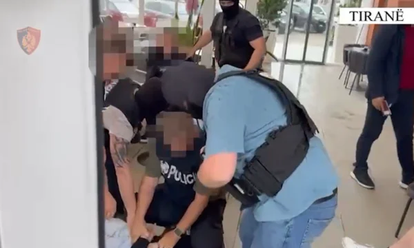 V IDEO) Zehn Menschen verhaftet, zwei auf der Suche nach Waffen aus Kosovo nach Albanien