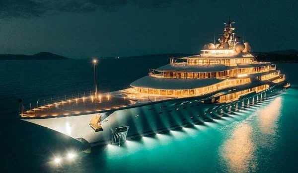 Jeff Bezos ht “Abeona”, attraccato al porto di Durres