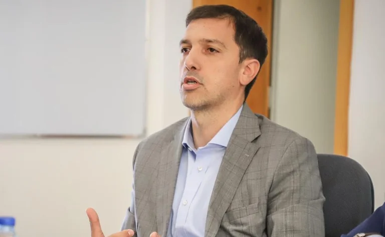 Ish-deputeti: Jam zhgënjyer nga Vjosa Osmani pasi kam pritur që të sjellë risi në politikë