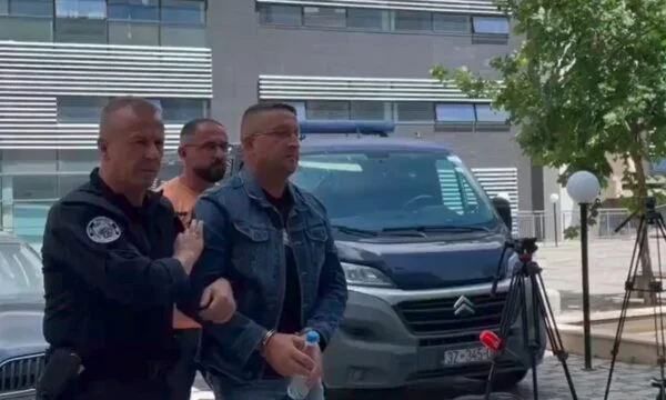 Insistierte Polizeifahrzeuge und enthüllte die Identität des AKI-Offiziers, was die Anklage auf Alexander Vlasiqi sagt