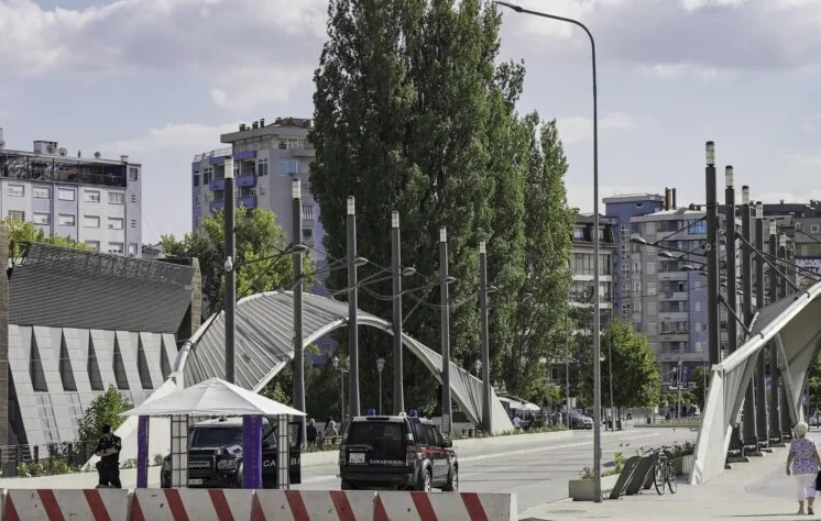 Granadas de mano en el norte de Mitrovica, unidades de policía en el sitio