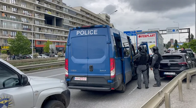 Straßensperren, Mitglieder der Sonderpolizeieinheit sind in Veternik zu sehen