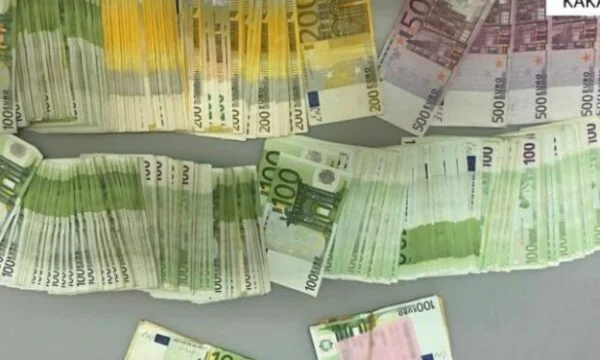 Policía de Albania incautó 74 mil euros en el punto fronterizo con Grecia, dos personas detenidas