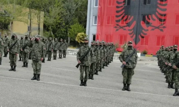 Il governo albanese fa la decisione, ritorna al servizio militare in riserva