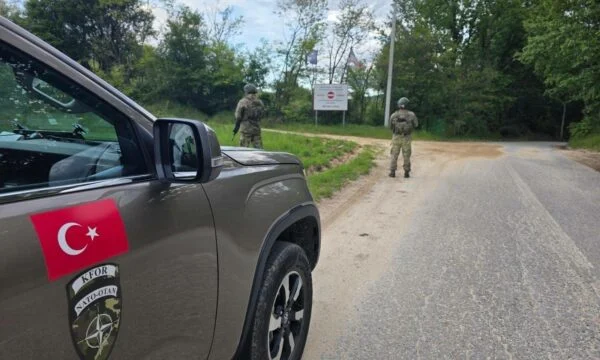 La KFOR turque effectue des patrouilles à travers le Kosovo, y compris le long de la frontière avec la Serbie