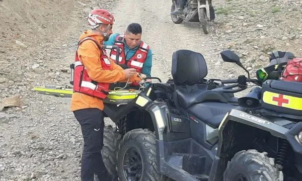 Foto di cittadini stranieri evacuati da SHKK e vigili del fuoco