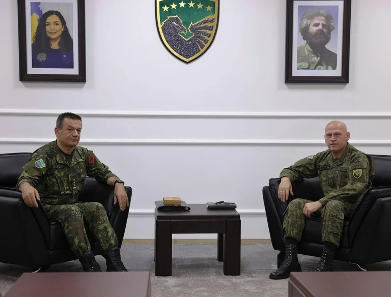 KSF Commander Gastgeber Delegation aus Albanien auf der Sitzung, sprechen über Bedeutung der Zusammenarbeit