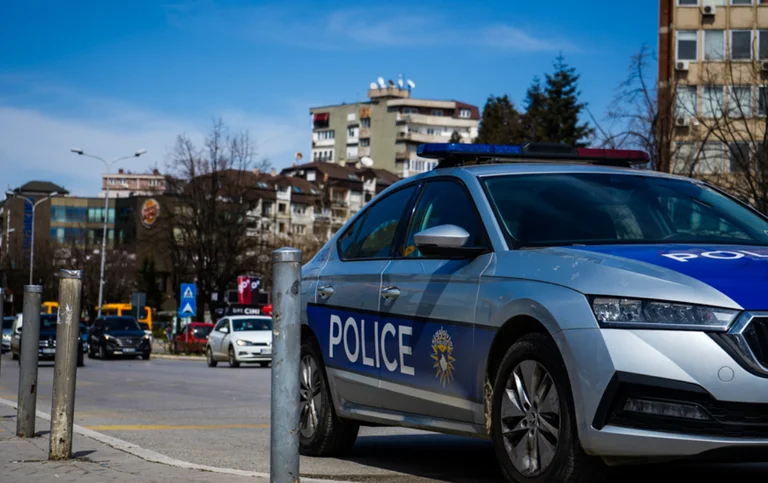 Polizei auf Protest, die von Straßenblocks gewarnt wird