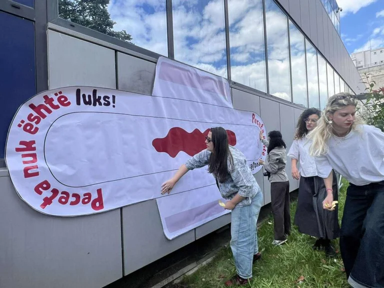 “Pecetta ist nicht Luxus”, ein Symbolisches Action QICA vor der Regierung