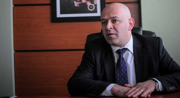 Gjini shkarkon dy drejtorët që i dolën kundërkandidatë për kryetar të Gjakovës