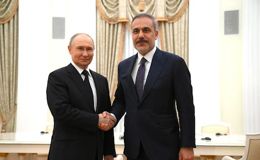 Der türkische Außenminister traf sich mit Putin, was er den russischen Präsidenten fragte
