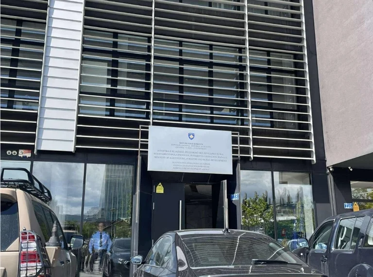 La police du Kosovo pour la recherche au ministère de l'Agriculture enquête sur : ordinateurs, téléphones et divers documents
