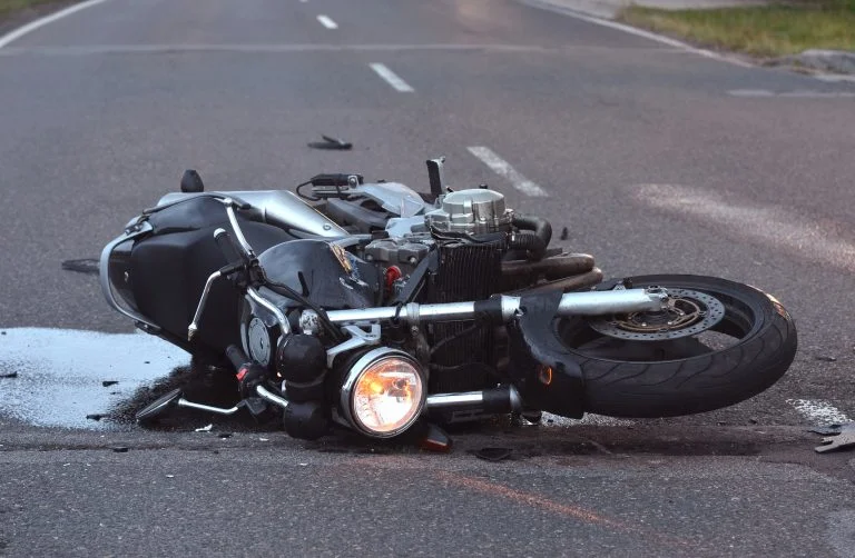 Gli incidenti tra un'auto e una moto a Pec fanno male a un minore