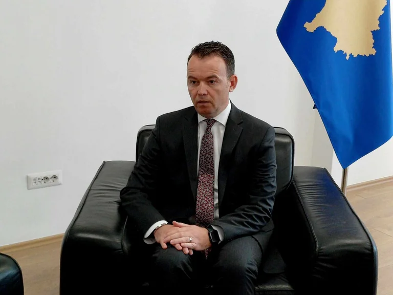 Ministri Peci thotë se u kërcënua nga zyrtarët e AAK-së