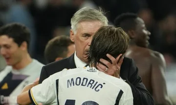 Der Spieler Real Madrid bietet Nummer 10 nach Modric Blättern
