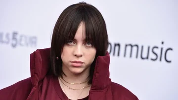 Billie Ellish shows that childhood pornography destroyed her brain.