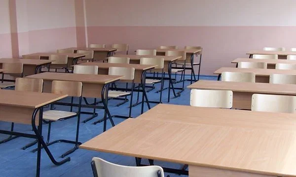 Shkolla ku vijoi mësimet viktima e vërshimeve njofton se nesër nuk do të mbahet mësim