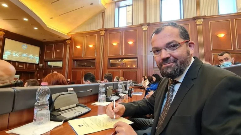 Ehemaliger VV) Präsident Gramos Agusholl