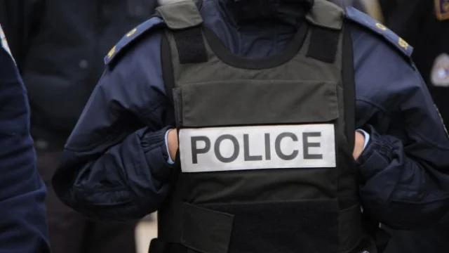Rriten raportimet e qytetarëve për të shtënat me armë në ahengje